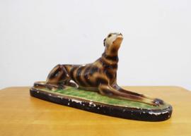 Groot gipsen beeld van een windhond. Vintage honden beeld - Art Deco stijl