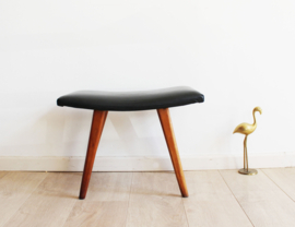 Vintage voetenbankje met zwart skai leer. Houten retro kruk/luiwammes