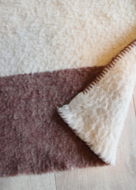 Bruine geblokte vintage deken. Retro sprei met ruitjes