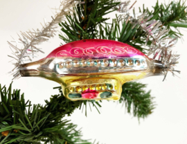 Kleurrijke vintage kerstbal - zeppelin.  Antieke kerstversiering - luchtschip