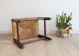 Houten vintage krukje met biezing zitting. Retro / boho bankje