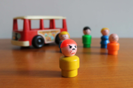 Vintage minibus van Fisher Price -1988. Retro speelgoed busje met 5 poppetjes