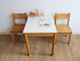 Houten vintage lessenaar met 2 stoeltjes. Retro Schilte tafel met schoolstoelen