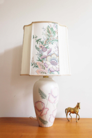 Vintage vaaslamp met prachtige kap. Keramieken lamp met roze bloemen.