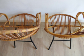 Set rotan vintage Rohé stoelen. Rieten retro fauteuils met gebloemde kussens.