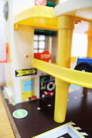 Vintage Fisher-Price garage met auto's en poppetjes. Retro speelgoed 930 - compleet