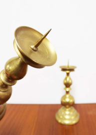 Set goudkleurige vintage kandelaars. Twee messing (?) kaarsen houders