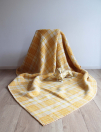 Grote gele wollen vintage deken - gebreken. Retro sprei/plaid -  186 x 216 cm.