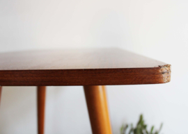 Houten vintage bijzettafel met dubbel blad. Retro Mid Century design tafel