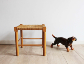 Houten vintage krukje met gevlochten zitting. Retro / boho bankje