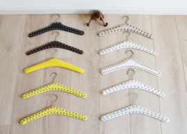 Set vintage kledinghangers o.a. met studs. 10 retro kleerhangers/kapstokjes