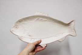 Keramieken vintage schaal in vis vorm. Stenen retro vissen bord