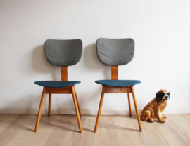 Set houten vintage stoelen met blauw/grijs skai-leer. Retro design dining chairs