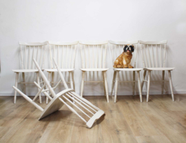 Set van 6 vintage spijlenstoelen. Houten witte retro stoelen