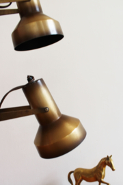 Houten vintage lamp met twee spotjes. Retro design wandlamp