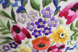Groot handgemaakt wandpaneel met bloemen. Vintage borduurwerk,  getuft?