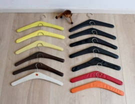 13 vintage kledinghangers van skai leer. Set retro kleerhangers o.a. met studs