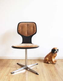 Draaibare vintage bureaustoel met ribstof. Retro werkstoel / desk chair /  swivel chair