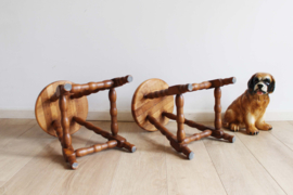 Set houten vintage krukjes. Twee tafeltjes / krukken met gedraaide poten