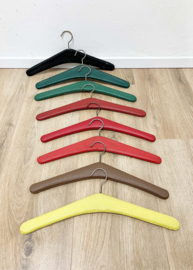 8 vintage kledinghangers van skai leer. Set retro kleerhangers