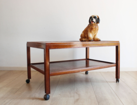 Houten vintage salontafel met dubbel blad. Retro tafel op wieltjes