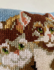 Vintage kussen met twee poesjes. Handgemaakt retro katten kussentje