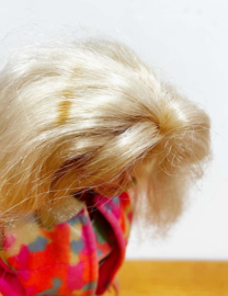 Vintage Barbiepop met roze outfit. Retro speelgoed pop, jaren 90.