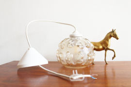 Klein vintage hanglampje van gebobbeld glas. Glazen retro lampje