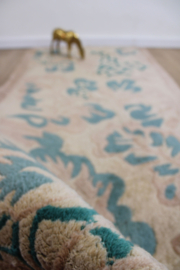 Handgemaakt vintage tapijt. Oosters vloerkleed in pasteltinten