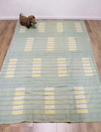 Groene wollen vintage deken. Retro sprei / plaid met geometrisch patroon
