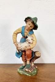 Vintage beeldje van een herder met lam. Antieke (?) herdersjongen