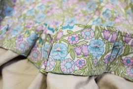 Set bloemetjes gordijnen met sprei -  Pippa -  A Sanderson Fabric. Twee vintage overgordijnen