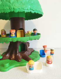 Vintage speelboom met Tree Tots family. Retro TreeHouse met poppetjes