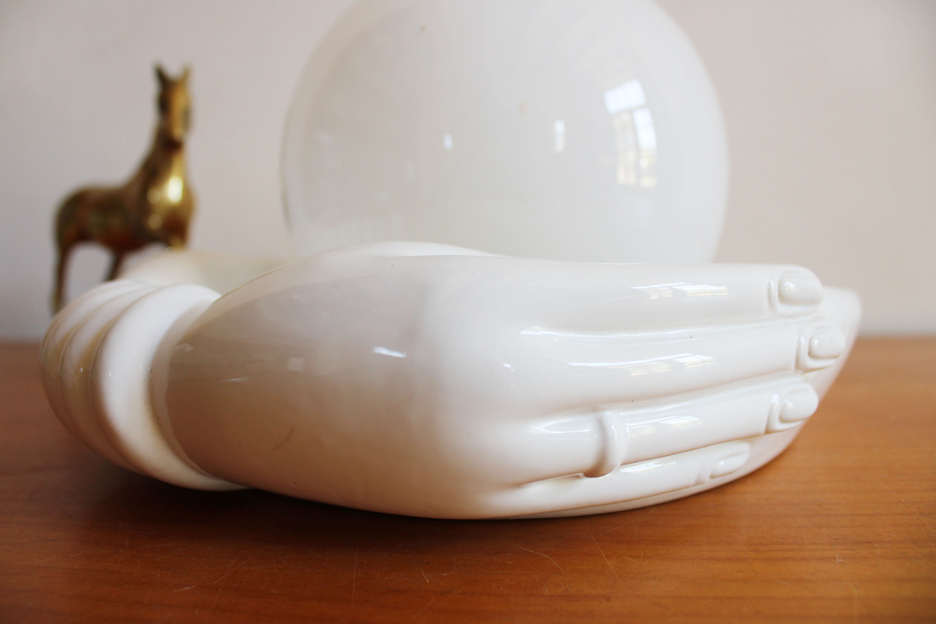 Witte vintage tafellamp, handen met bal. Keramieken retro bol lamp