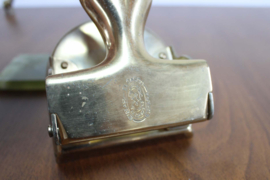 Gouden vintage perforator met groen stenen pennenhouder in marmer look.