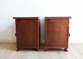 Set houten vintage nachtkastjes. Twee Art Deco stijl retro kastjes