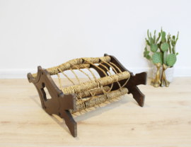 Houten vintage krantenbak met touw. Boho style lectuurbak / magazine holder