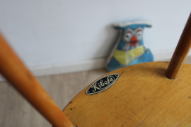 Houten vintage kinderstoel van Kibofa. Hoge retro spijlenstoel