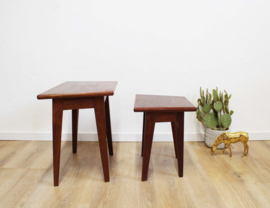 Houten vintage mimiset. 2 retro Mid Century tafeltjes / nesting tables