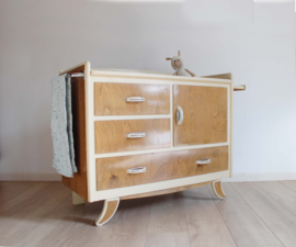 Vintage commode uit de jaren 60. Houten retro kast met uitschuif plankje