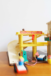 Vintage Fisher-Price garage met auto's en poppetjes.