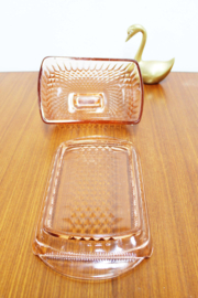 Vintage botervloot van roze glas. Art Deco stijl kaasstolp