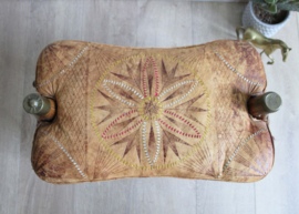 Vintage kamelenzadel kruk met lederen kussen. Houten Boho voetenbankje