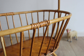 Vintage rotan poppenwieg met piekstok. Retro bedje voor de pop, Rohe?