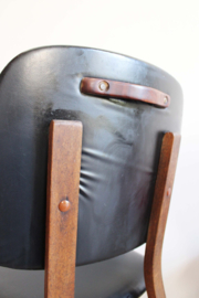 2 houten vintage stoelen met skai leer. Mid Century retro eetkamerstoel