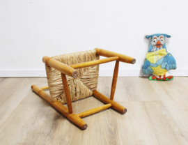 Vintage kinderstoeltje met biezen zitting. Houten boho stoeltje