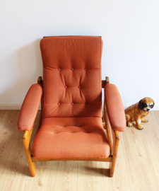Te gekke  vintage fauteuil. Houten retro design stoel met oranje bekleding