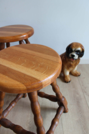 Set houten vintage krukjes. Twee tafeltjes / krukken met gedraaide poten