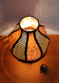 Super Kitscherige tafellamp. Marmer look vintage lampje met kap.