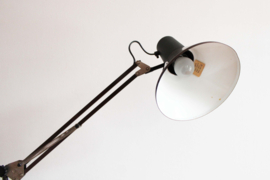 Donkerbruine vintage bureaulamp met zwenk arm. Industriele retro lamp